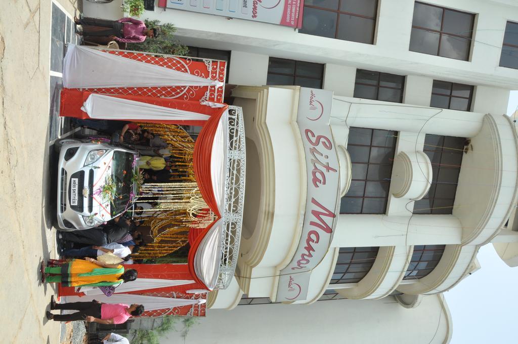 Hotel Sita Manor Gwalior Exteriör bild